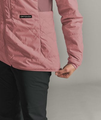 Eine rosafarbene Steppjacke mit schwarzer Hose und ORTOVOX-Logo. Eine rosafarbene Steppjacke mit schwarzer Hose und ORTOVOX-Logo.