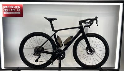 Ein schwarzes Rennrad mit Carbonfelgen und zwei Flaschenhaltern. Ein schwarzes Rennrad mit Carbonfelgen und zwei Flaschenhaltern.