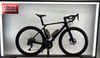 Ein schwarzes Rennrad mit Carbonfelgen und zwei Flaschenhaltern.