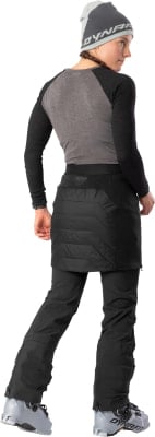 Frau in schwarzem gestepptem Rock, langer Hose und Mütze. Frau in schwarzem gestepptem Rock, langer Hose und Mütze.