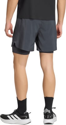 Herren-Shorts in Dunkelgrau mit Innenhose, schwarzen Socken und Schuhen. Herren-Shorts in Dunkelgrau mit Innenhose, schwarzen Socken und Schuhen.