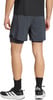 Herren-Shorts in Dunkelgrau mit Innenhose, schwarzen Socken und Schuhen.