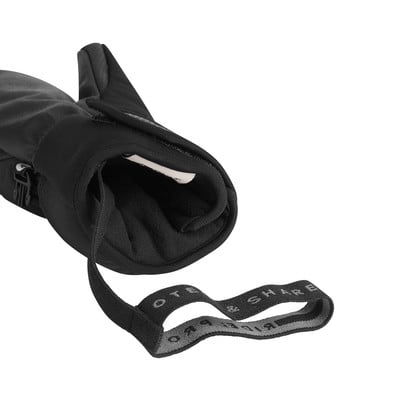 Schwarze Handschuhe mit Riemen und Logo auf weißem Hintergrund.