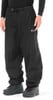 Ein Mann trägt eine schwarze Outdoor-Hose mit Logo und schwarzen Stiefeln.