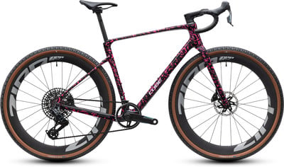 Ein rosa Cube-Fahrrad mit auffälligem Rahmenmuster und schwarzen Rädern. Ein rosa Cube-Fahrrad mit auffälligem Rahmenmuster und schwarzen Rädern.