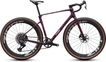 Ein rosa Cube-Fahrrad mit auffälligem Rahmenmuster und schwarzen Rädern.