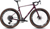 Ein rosa Cube-Fahrrad mit auffälligem Rahmenmuster und schwarzen Rädern.