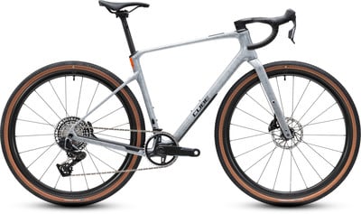 Modernes graues Cube Gravelbike mit braunen Reifen und schwarzen Details. Modernes graues Cube Gravelbike mit braunen Reifen und schwarzen Details.