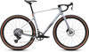 Modernes graues Cube Gravelbike mit braunen Reifen und schwarzen Details.
