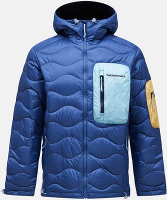 Blaue Daunenjacke mit Kapuze und hellblauer Brusttasche.