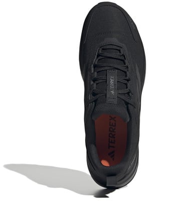 Fekete Adidas Terrex sportcipő narancssárga talpbetéttel és logóval. Fekete Adidas Terrex sportcipő narancssárga talpbetéttel és logóval.