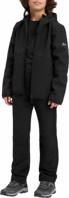 Junge in schwarzer Kapuzenjacke und schwarzer Hose mit Schuhen. Junge in schwarzer Kapuzenjacke und schwarzer Hose mit Schuhen.