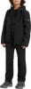 Junge in schwarzer Kapuzenjacke und schwarzer Hose mit Schuhen.