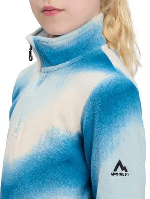 Mädchen im blau-weißen Fleece-Pullover mit McKinley-Logo am Ärmel. Mädchen im blau-weißen Fleece-Pullover mit McKinley-Logo am Ärmel.