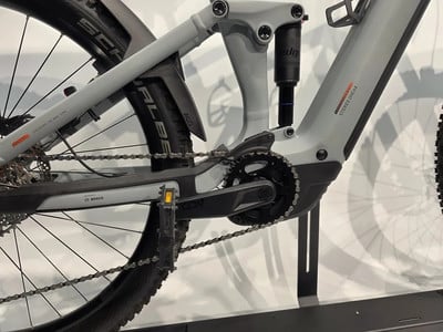 Detail eines E-Mountainbikes mit Dämpfer und Kette. Detail eines E-Mountainbikes mit Dämpfer und Kette.