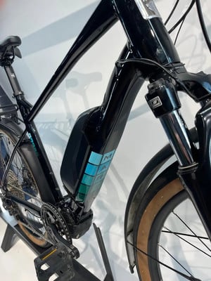Schwarzes E-Bike mit farbiger Batterie und braunen Reifen. Schwarzes E-Bike mit farbiger Batterie und braunen Reifen.