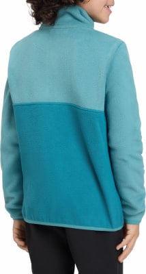 Rückansicht einer Person in einer dunkelblauen Fleecejacke mit zwei Farbstreifen.