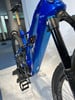 Ein blaues Mountainbike mit Federung und goldener Sattelstütze.