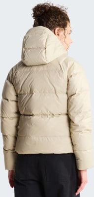 Rückansicht einer Damen-Daunenjacke in Beige mit Kapuze. Rückansicht einer Damen-Daunenjacke in Beige mit Kapuze.