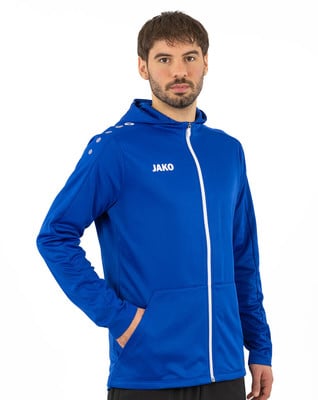 Ein Mann in einer blauen Kapuzenjacke mit weißem Reißverschluss und JAKO-Logo. Ein Mann in einer blauen Kapuzenjacke mit weißem Reißverschluss und JAKO-Logo.