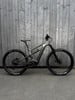 Ein E-Mountainbike steht vor einer Holzwand.