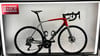 Ein silber-rotes Trek Rennrad mit Schriftzug auf dem Rahmen und Logo auf rotem Schild.