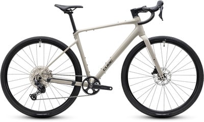 Ein beiger Cube Gravelbike mit schwarzen Rädern und Komponenten. Ein beiger Cube Gravelbike mit schwarzen Rädern und Komponenten.