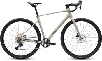 Ein beiger Cube Gravelbike mit schwarzen Rädern und Komponenten.