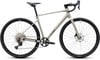 Ein beiger Cube Gravelbike mit schwarzen Rädern und Komponenten.