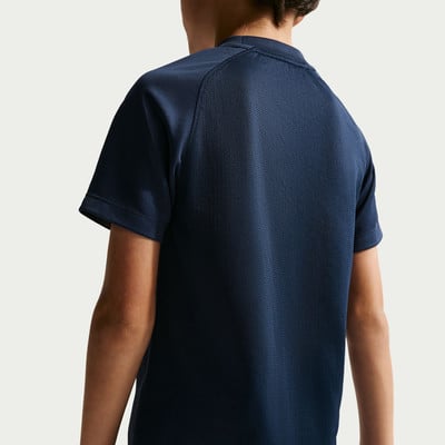 Rückansicht eines Jungen in einem dunkelblauen Kurzarmshirt. Rückansicht eines Jungen in einem dunkelblauen Kurzarmshirt.