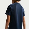 Rückansicht eines Jungen in einem dunkelblauen Kurzarmshirt.