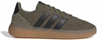 Zöld Adidas cipő fekete csíkokkal és barna talppal. Zöld Adidas cipő fekete csíkokkal és barna talppal.