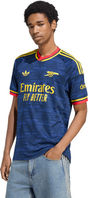 Mann im dunkelblauen Trikot mit Arsenal-Logo und Emirates-Aufschrift Mann im dunkelblauen Trikot mit Arsenal-Logo und Emirates-Aufschrift