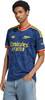 Mann im dunkelblauen Trikot mit Arsenal-Logo und Emirates-Aufschrift