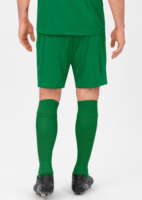 Rückansicht eines Mannes in grünen Fußballshorts, grünen Socken und schwarzen Fußballschuhen. Rückansicht eines Mannes in grünen Fußballshorts, grünen Socken und schwarzen Fußballschuhen.