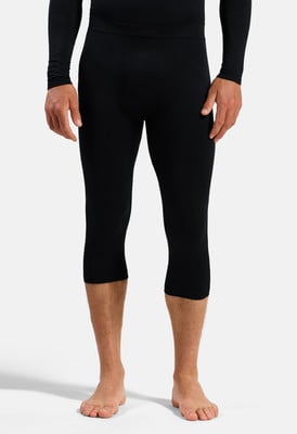 Mann in schwarzen 3/4 Hosen, Hände in den Taschen. Mann in schwarzen 3/4 Hosen, Hände in den Taschen.