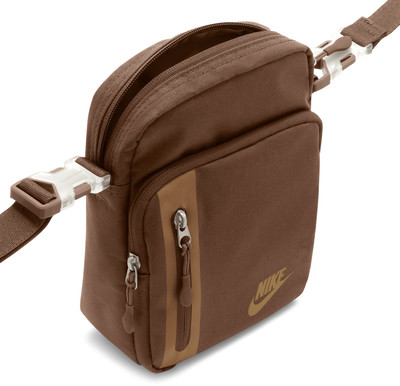 Braune Nike Tasche mit verstellbarem Riemen und Reißverschlusstaschen.