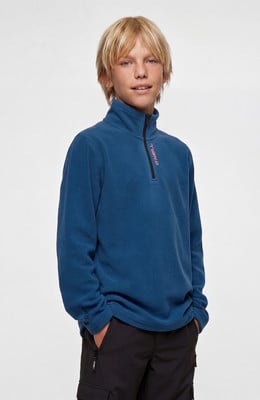Junge in blauem Fleece-Pullover mit O'Neill-Logo am Reißverschluss. Junge in blauem Fleece-Pullover mit O'Neill-Logo am Reißverschluss.