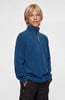 Junge in blauem Fleece-Pullover mit O'Neill-Logo am Reißverschluss.