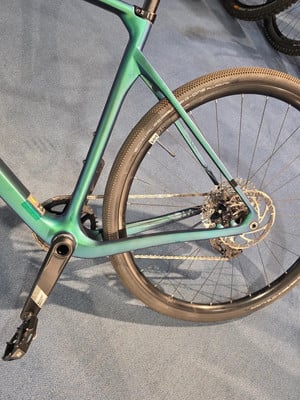 Grüner Fahrradrahmen mit Kette und Pedal auf blauem Hintergrund. Grüner Fahrradrahmen mit Kette und Pedal auf blauem Hintergrund.