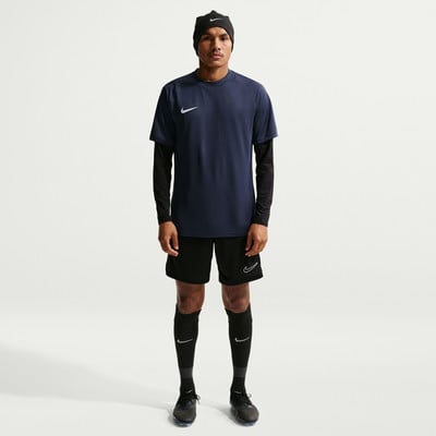 Mann in dunkelblauem T-Shirt, schwarzer Hose und schwarzer Mütze mit Nike-Logo. Mann in dunkelblauem T-Shirt, schwarzer Hose und schwarzer Mütze mit Nike-Logo.