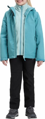 Mädchen in einer türkisfarbenen Jacke und schwarzen Hose mit Fleeceweste.