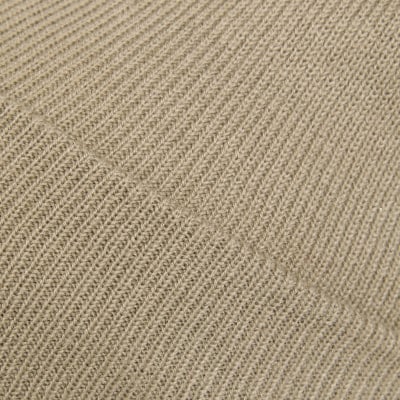Nahaufnahme einer beigefarbenen Stricktextur mit diagonalem Muster. Nahaufnahme einer beigefarbenen Stricktextur mit diagonalem Muster.