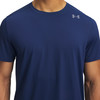 Sötétkék, rövid ujjú póló Under Armour logóval a mellkasán.