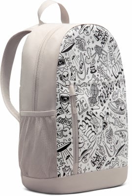Grauer Rucksack mit weißem Aufdruck voller Cartoons, Aliens und Schriftzügen. Grauer Rucksack mit weißem Aufdruck voller Cartoons, Aliens und Schriftzügen.