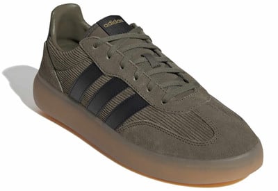 Khaki Adidas cipő fekete csíkokkal és gumitalppal. Khaki Adidas cipő fekete csíkokkal és gumitalppal.