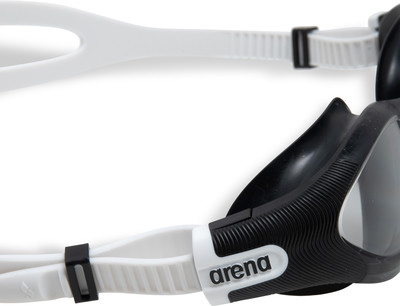 Detail einer Arena Schwimmbrille mit weißem Band und schwarzem Rahmen. Detail einer Arena Schwimmbrille mit weißem Band und schwarzem Rahmen.