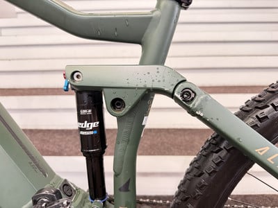 Hinterradfederungsdämpfer an einem Mountainbike mit Wassertropfen. Hinterradfederungsdämpfer an einem Mountainbike mit Wassertropfen.