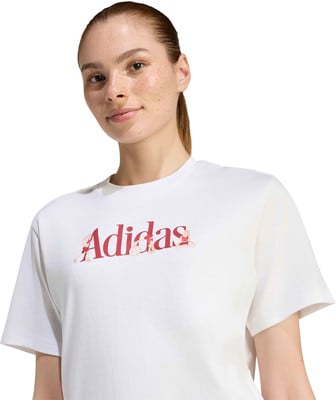 Weißes Damen-T-Shirt von Adidas mit rotem Logo und Blumenmuster.