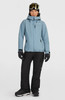 Skifahrerin in blauer Jacke, schwarzer Hose und Skibrille.